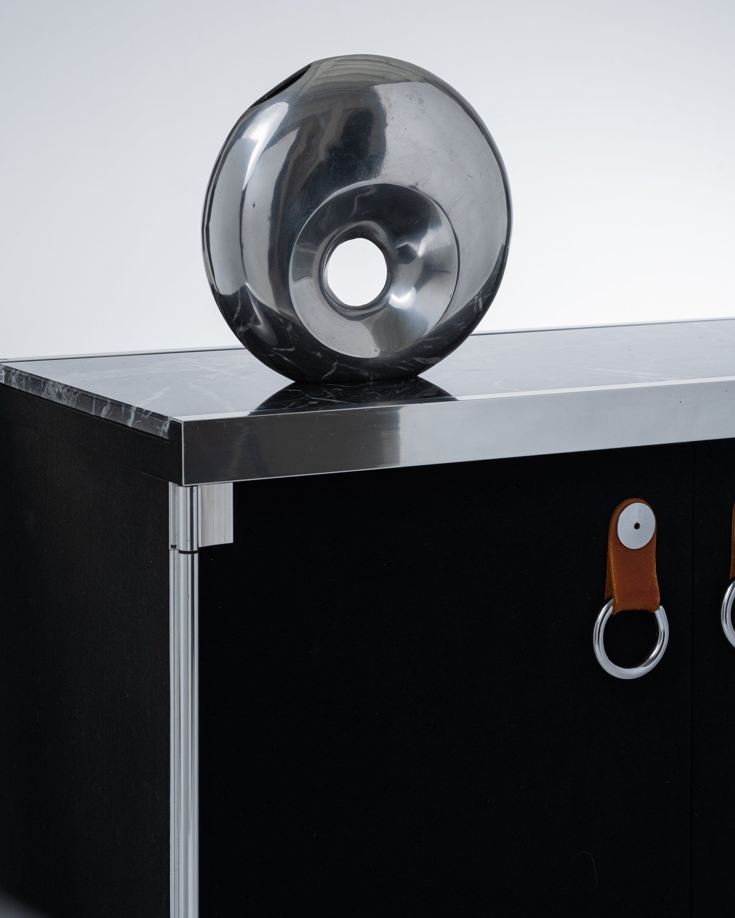 VASE SPACE AGE EN ALUMINIUM, 1980s