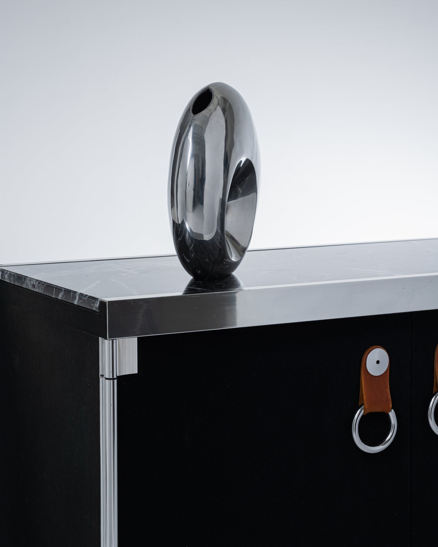 VASE SPACE AGE EN ALUMINIUM, 1980s