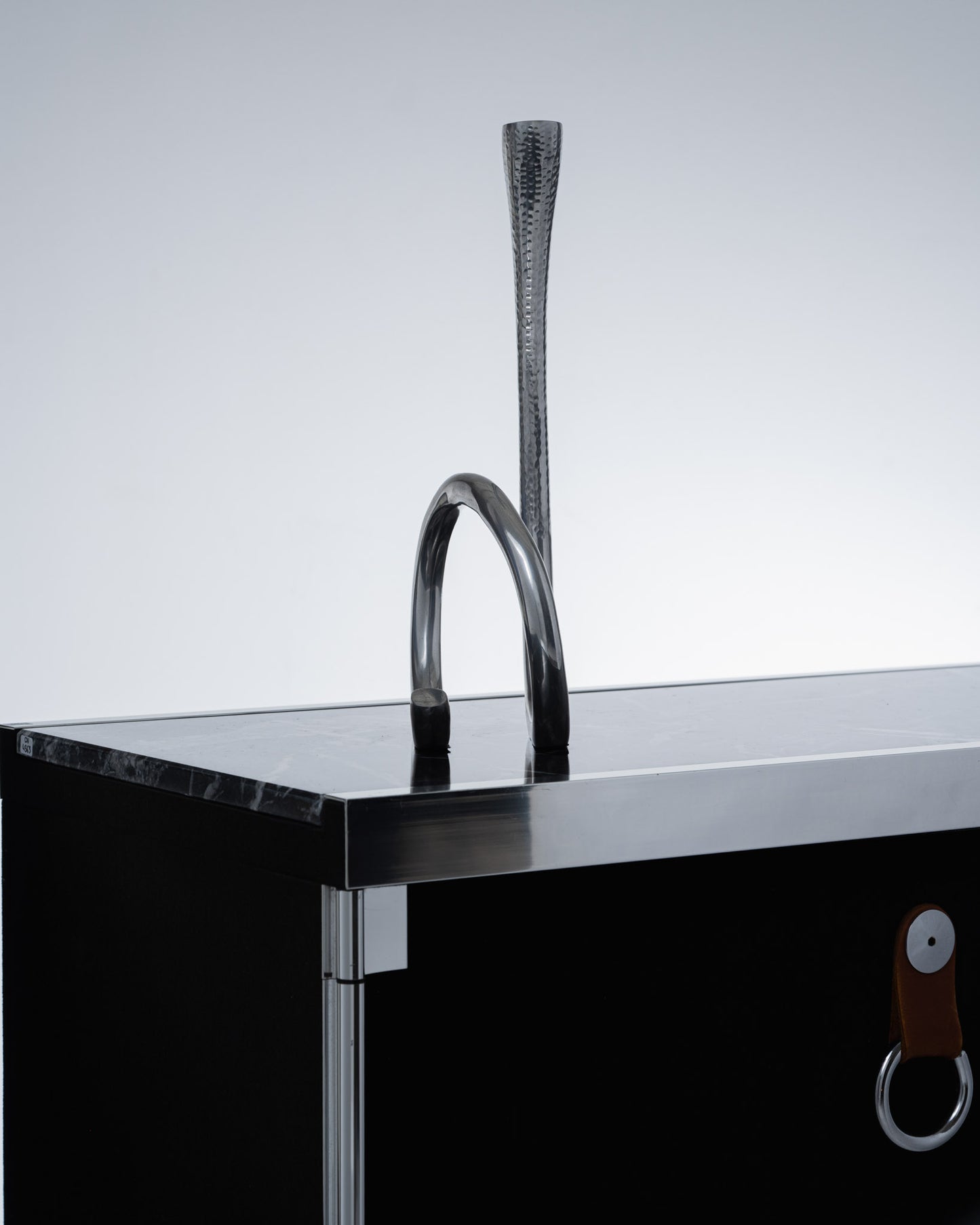 BOUGEOIR CURLY EN MÉTAL MARTELÉ, 1970s