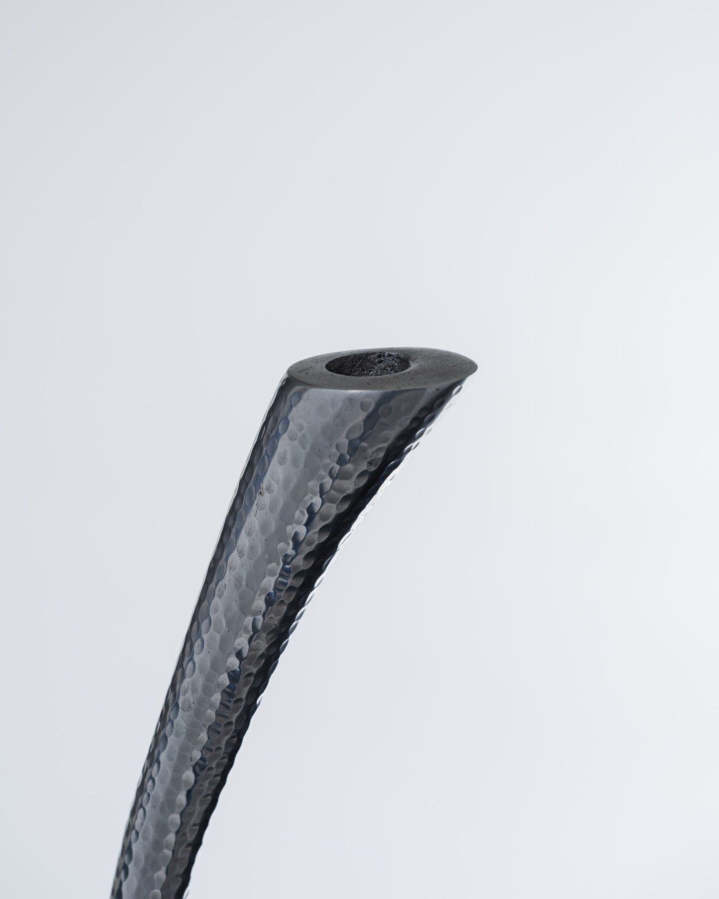 BOUGEOIR CURLY EN MÉTAL MARTELÉ, 1970s