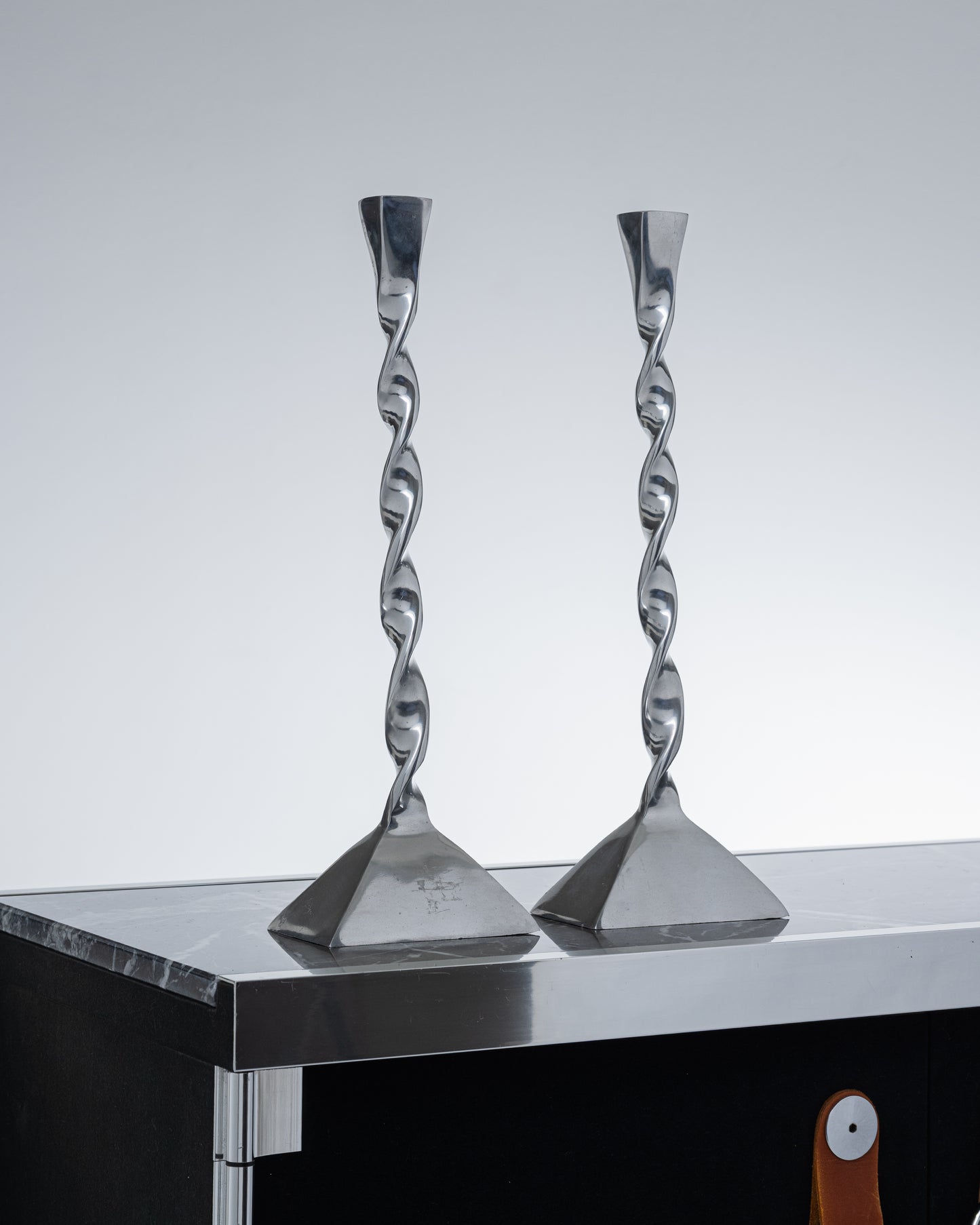 PAIRE DE BOUGEOIRS TORSADÉ EN MÉTAL, 1980s