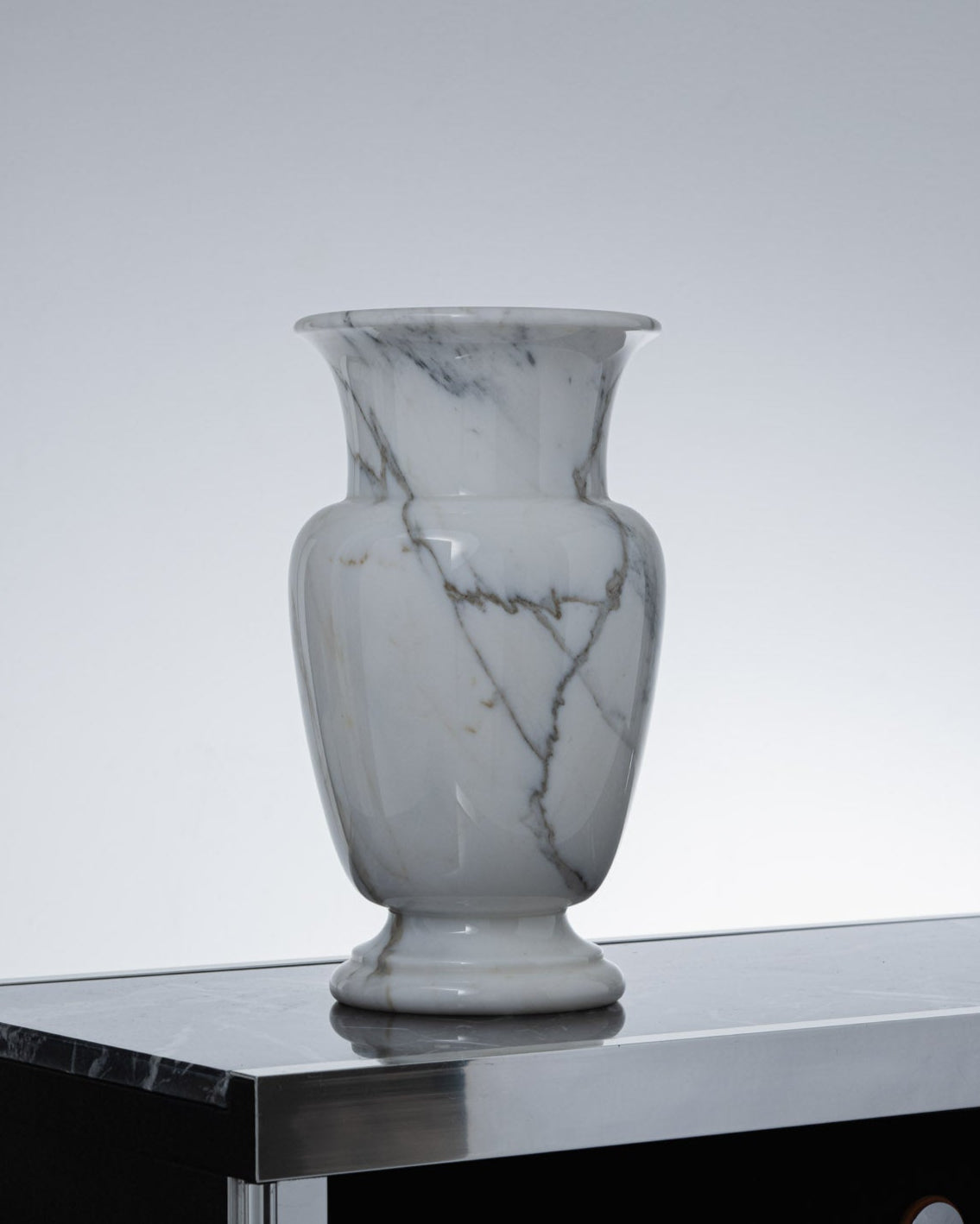 VASE EN MARBRE BLANC DE CARRARE, 1970s