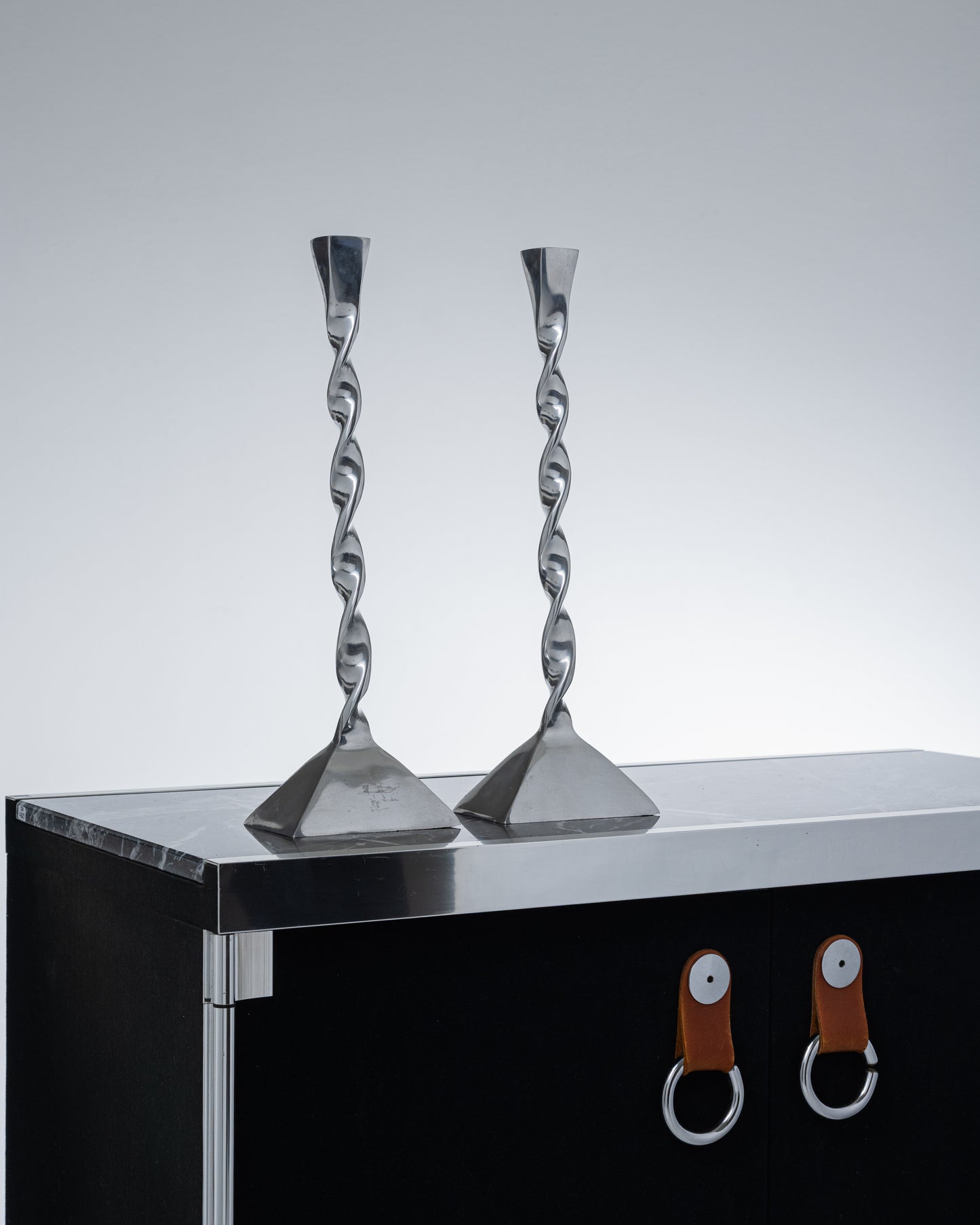 PAIRE DE BOUGEOIRS TORSADÉ EN MÉTAL, 1980s