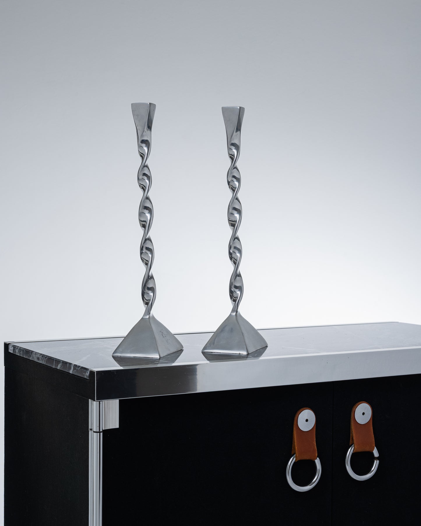 PAIRE DE BOUGEOIRS TORSADÉ EN MÉTAL, 1980s