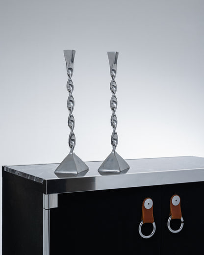 PAIRE DE BOUGEOIRS TORSADÉ EN MÉTAL, 1980s