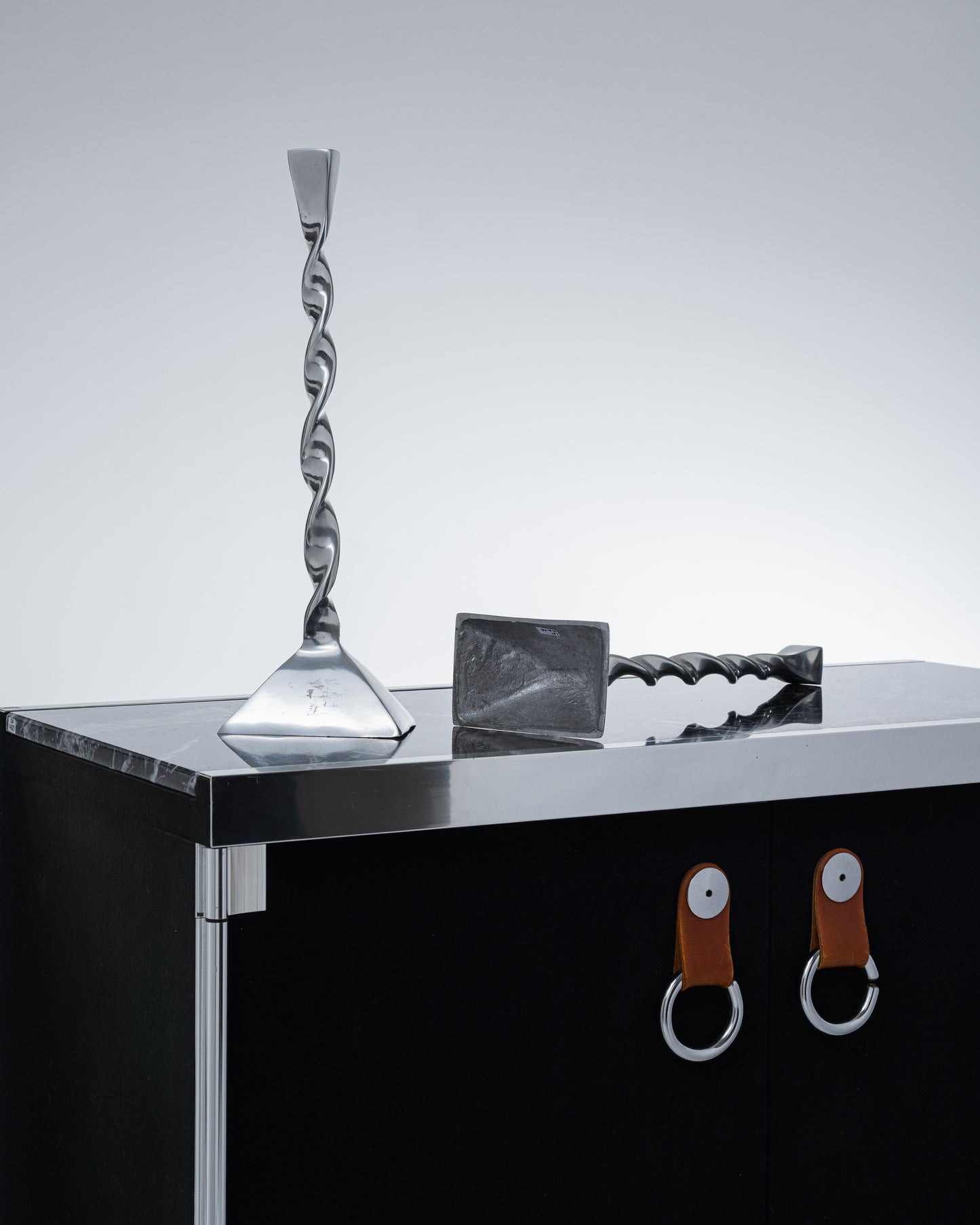 PAIRE DE BOUGEOIRS TORSADÉ EN MÉTAL, 1980s