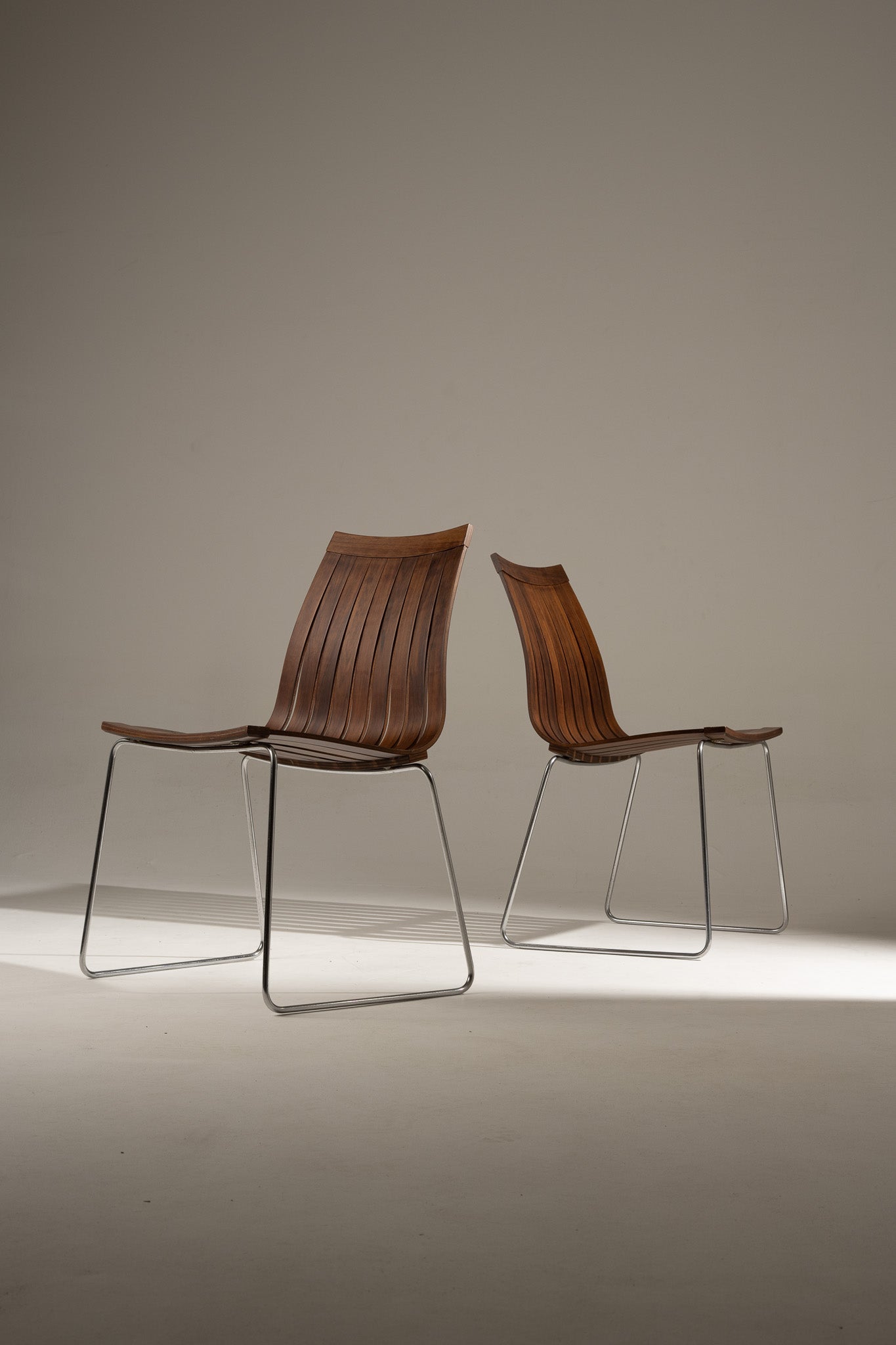 PAIRE DE CHAISES EN BOIS ET ACIER SCANDIA, HANS BRATTRUD, 1960s