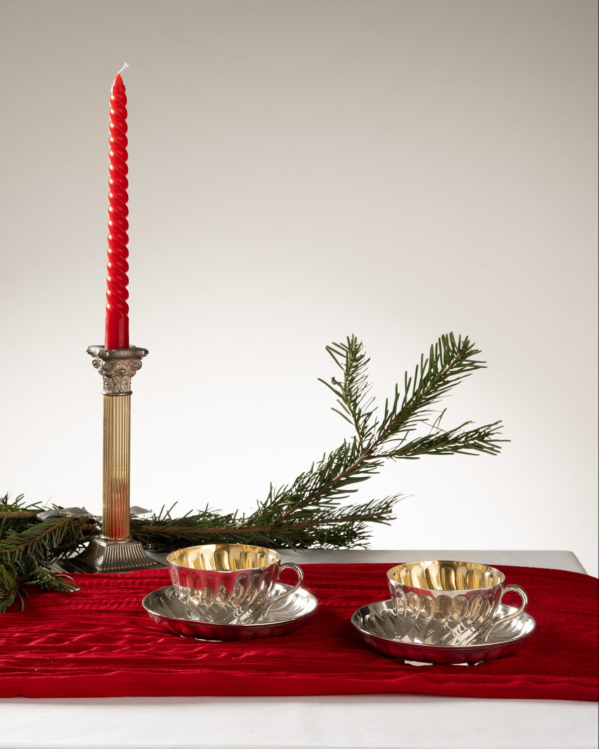 PAIRE DE TASSES ET SOUCOUPES EN MÉTAL ARGENTÉ, 1970s