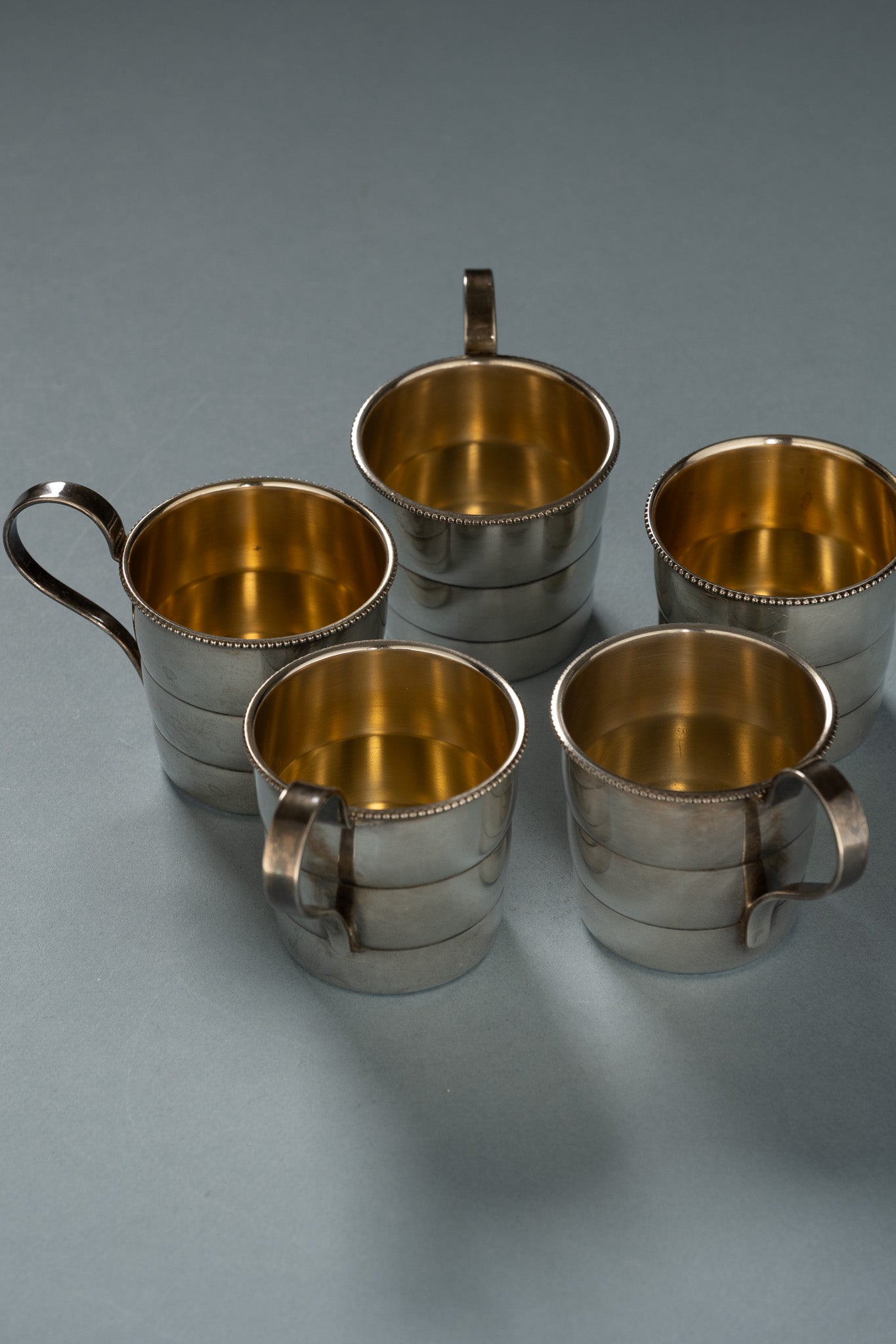 SET DE 5 TASSES EN MÉTAL ARGENTÉ, 1960s