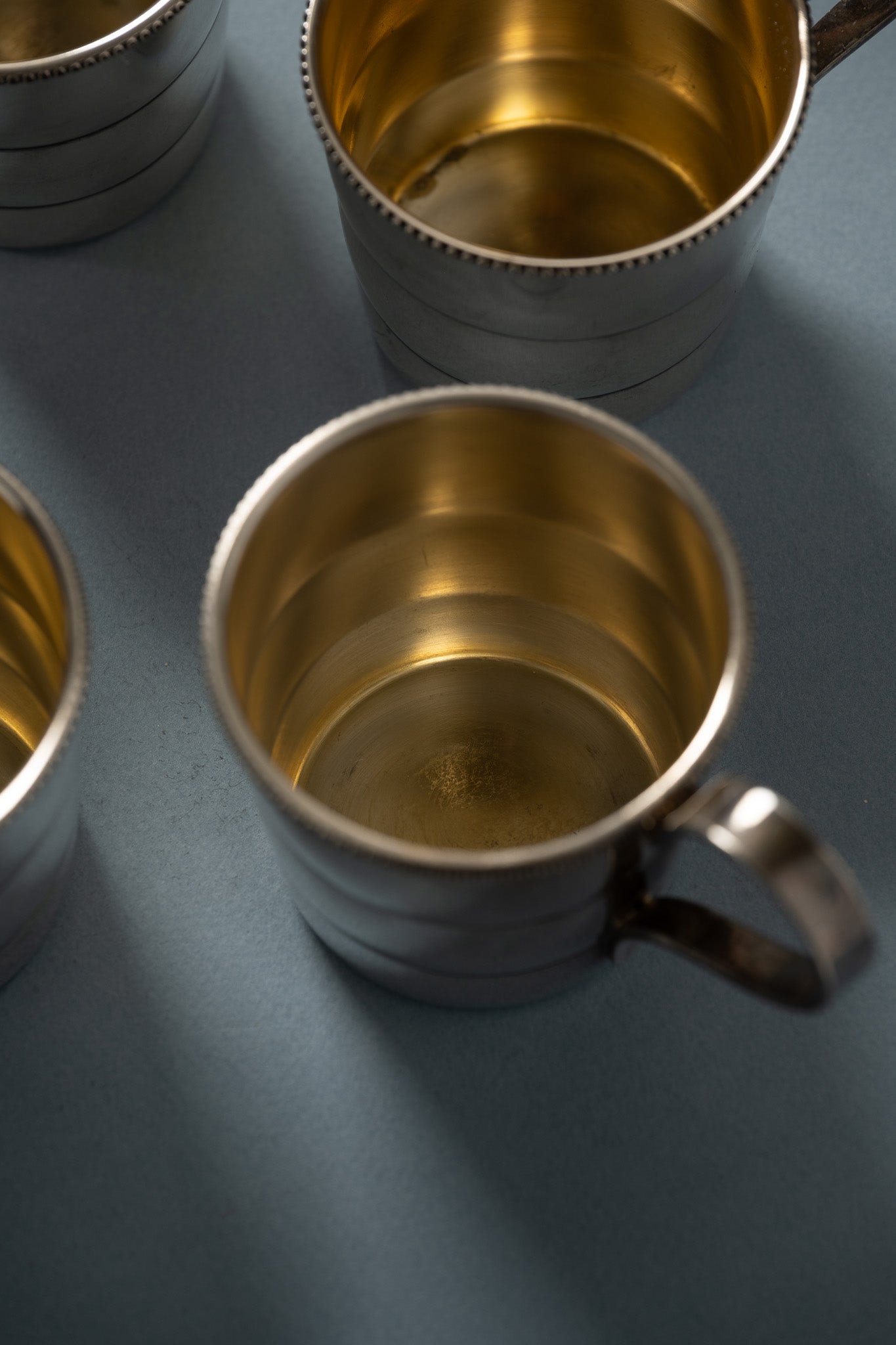 SET DE 5 TASSES EN MÉTAL ARGENTÉ, 1960s