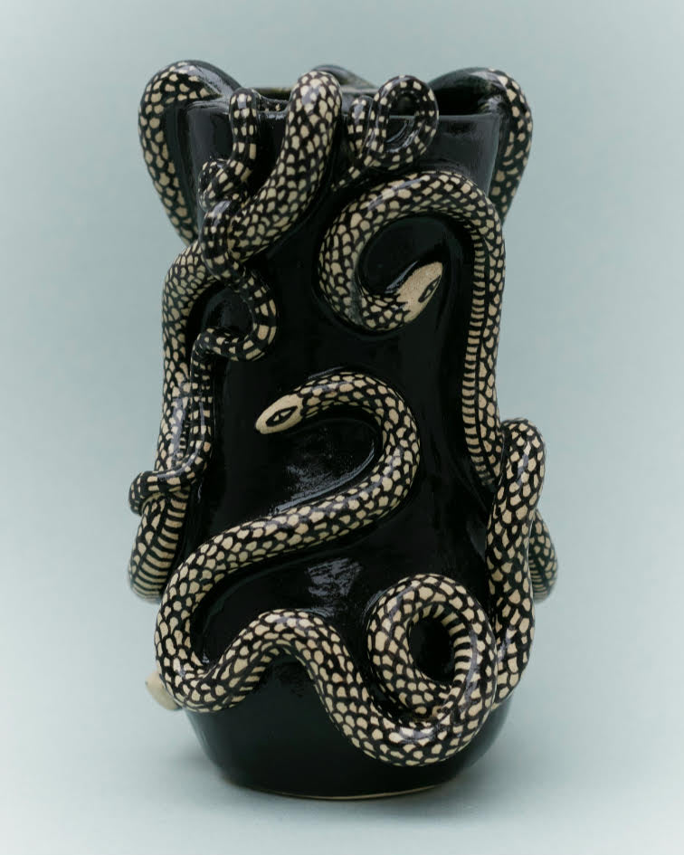 VASE NOIR 'THRIVING IN DARKNESS'