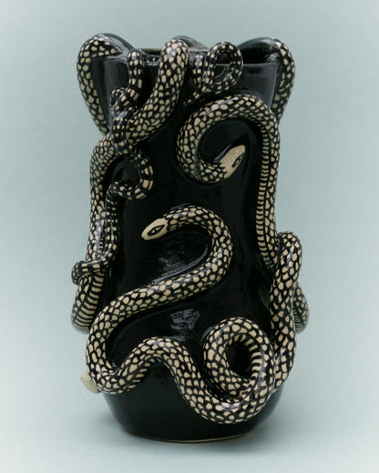VASE NOIR 'THRIVING IN DARKNESS'